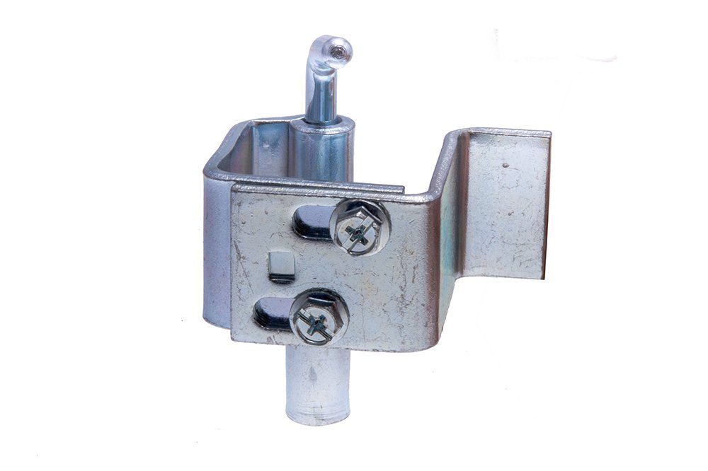 Eine Nahaufnahme einer Metallhalterung mit Schrauben auf weißem Hintergrund.