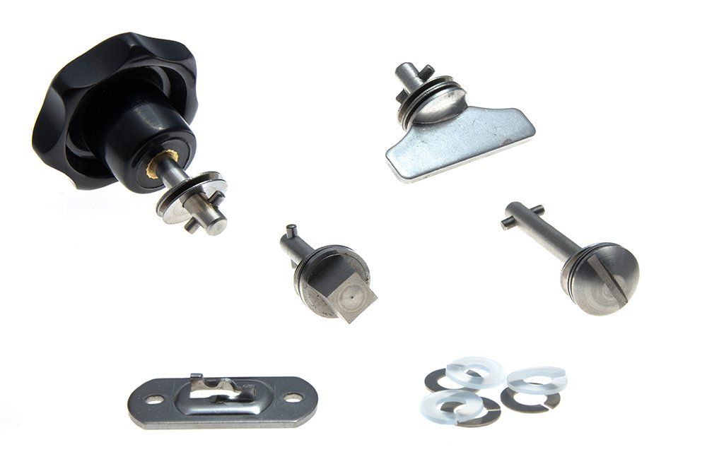 Ein Bündel Schrauben und Unterlegscheiben auf weissem Hintergrund