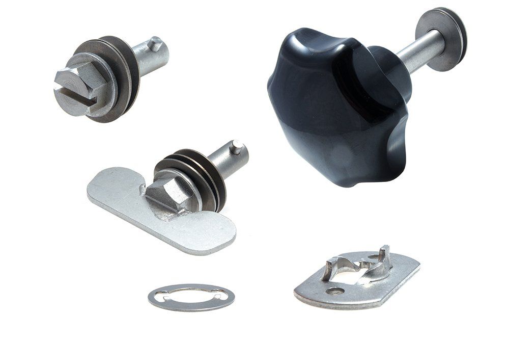 Eine Reihe von verschiedenen Arten von Schrauben und Knöpfen auf weissem Hintergrund