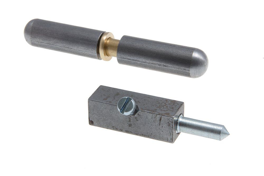 Eine Nahaufnahme von zwei Metallobjekten auf einem weißen Hintergrund.