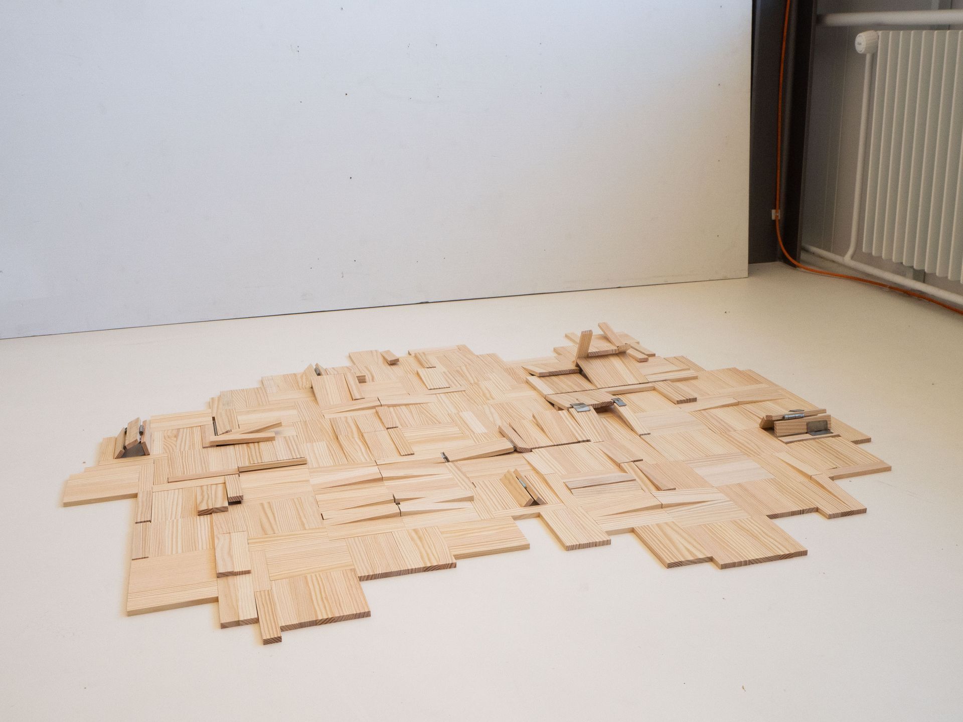 Ein Stapel Holzklötze auf dem Boden in einem Raum