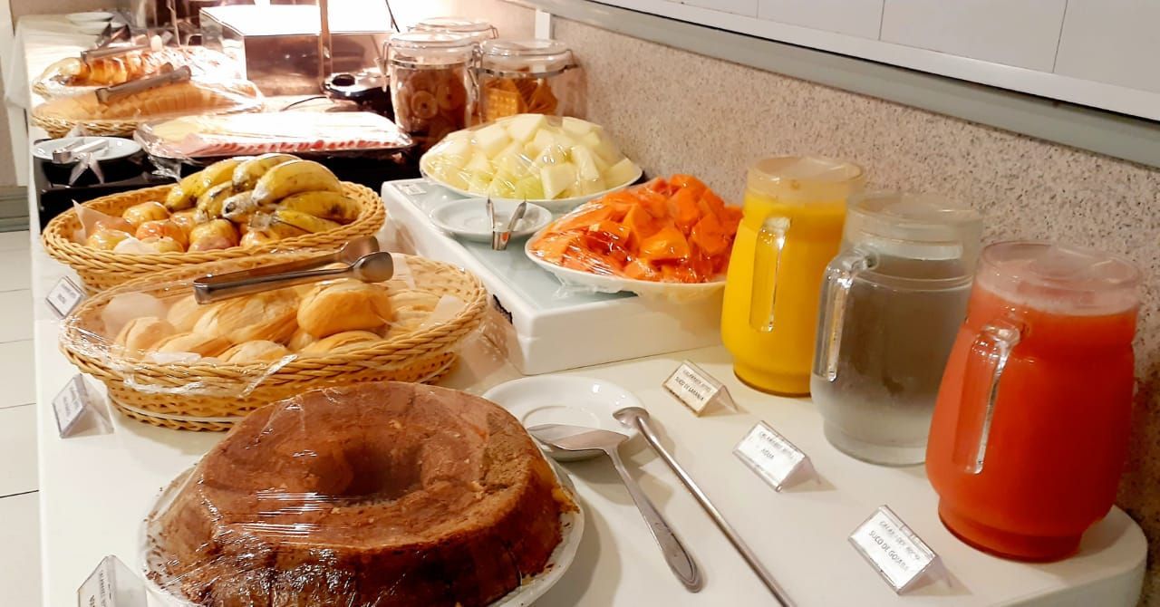 Uma mesa com uma variedade de comidas e bebidas.