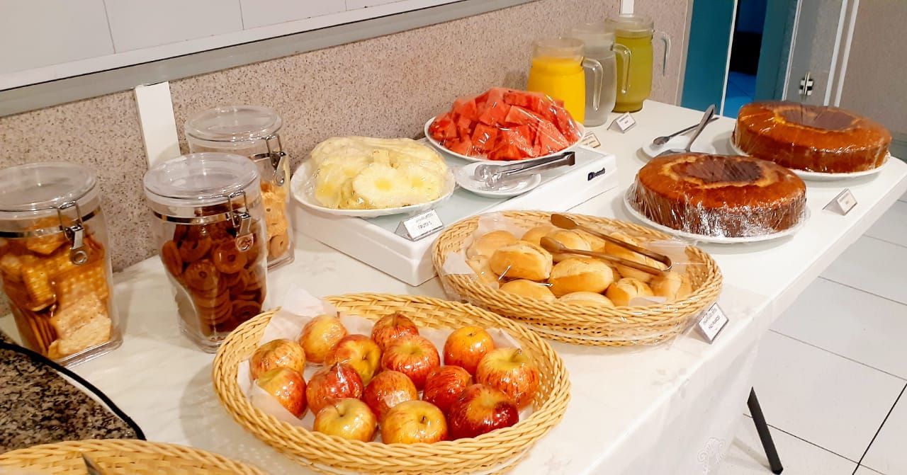 Há muitos tipos diferentes de comida na mesa.