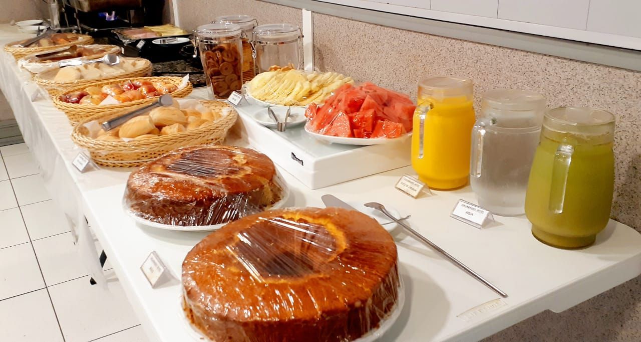 Uma mesa coberta com uma variedade de sobremesas e bebidas.