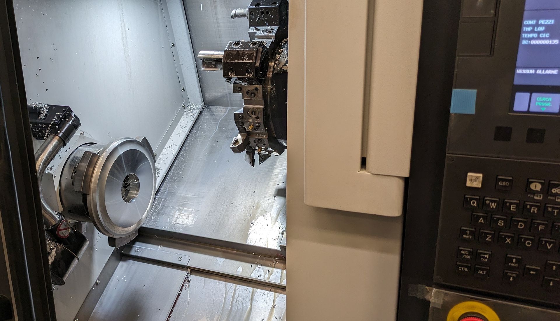 Una macchina è posizionata in una stanza accanto a un pannello di controllo.