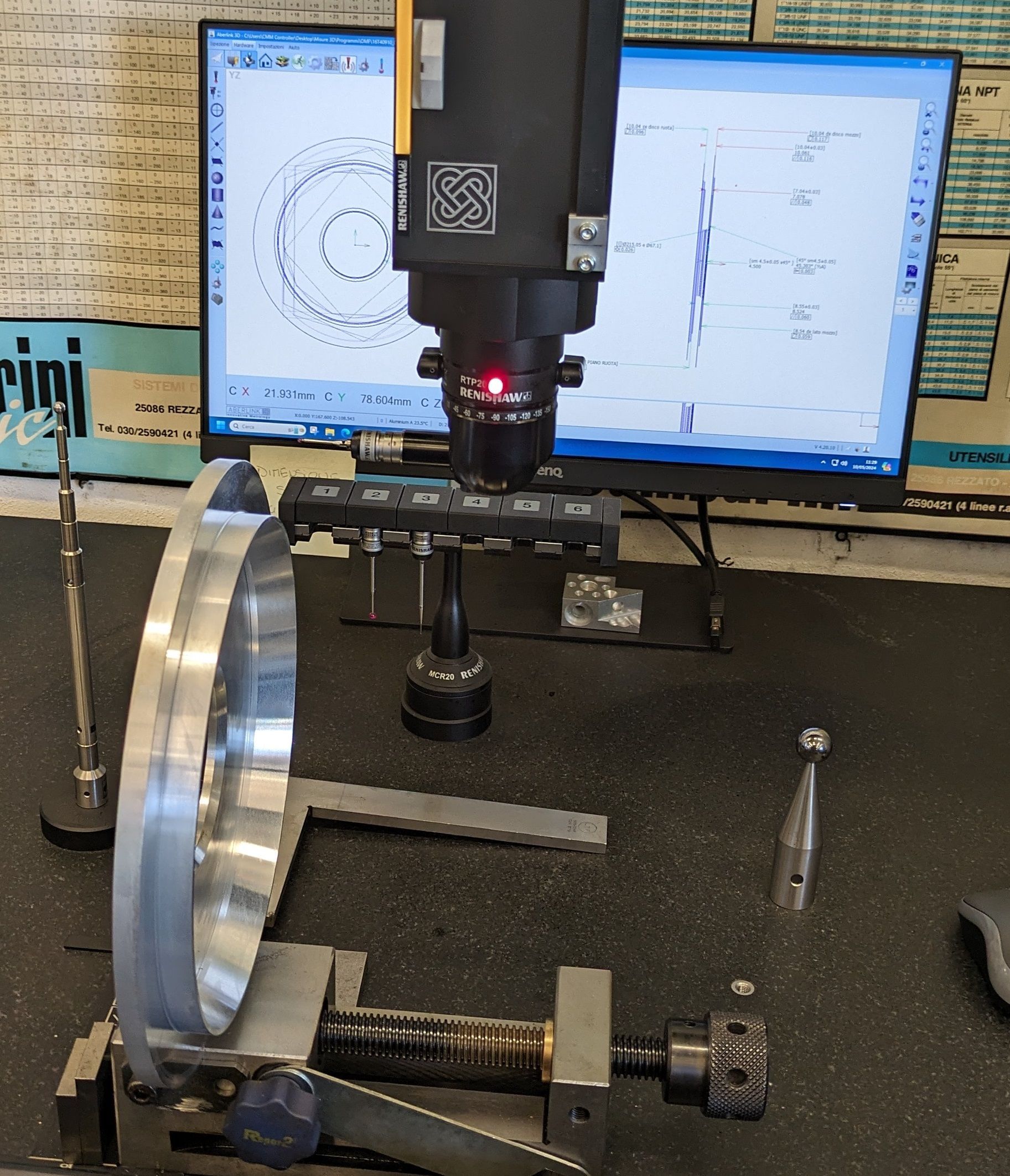Viene utilizzata una macchina per misurare un pezzo di metallo