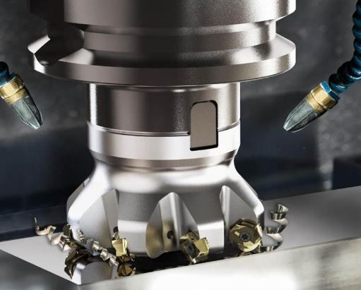 Una macchina taglia un pezzo di metallo dal quale esce del liquido.