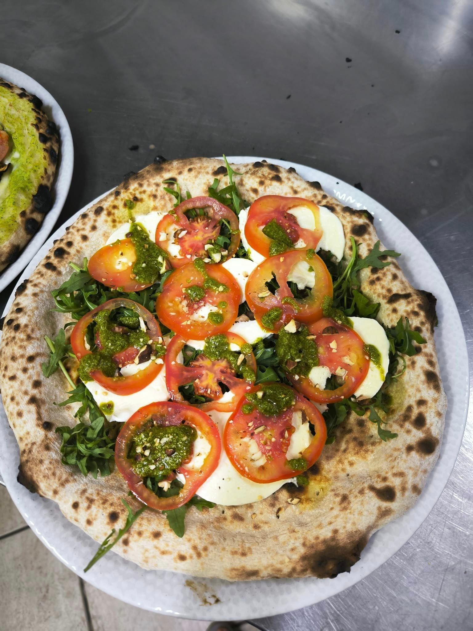 pizza pesto e pomodorini