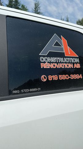 Autocollant pour vitre de voiture pour une entreprise de photographie, avec fond noir et logo rouge et blanc.