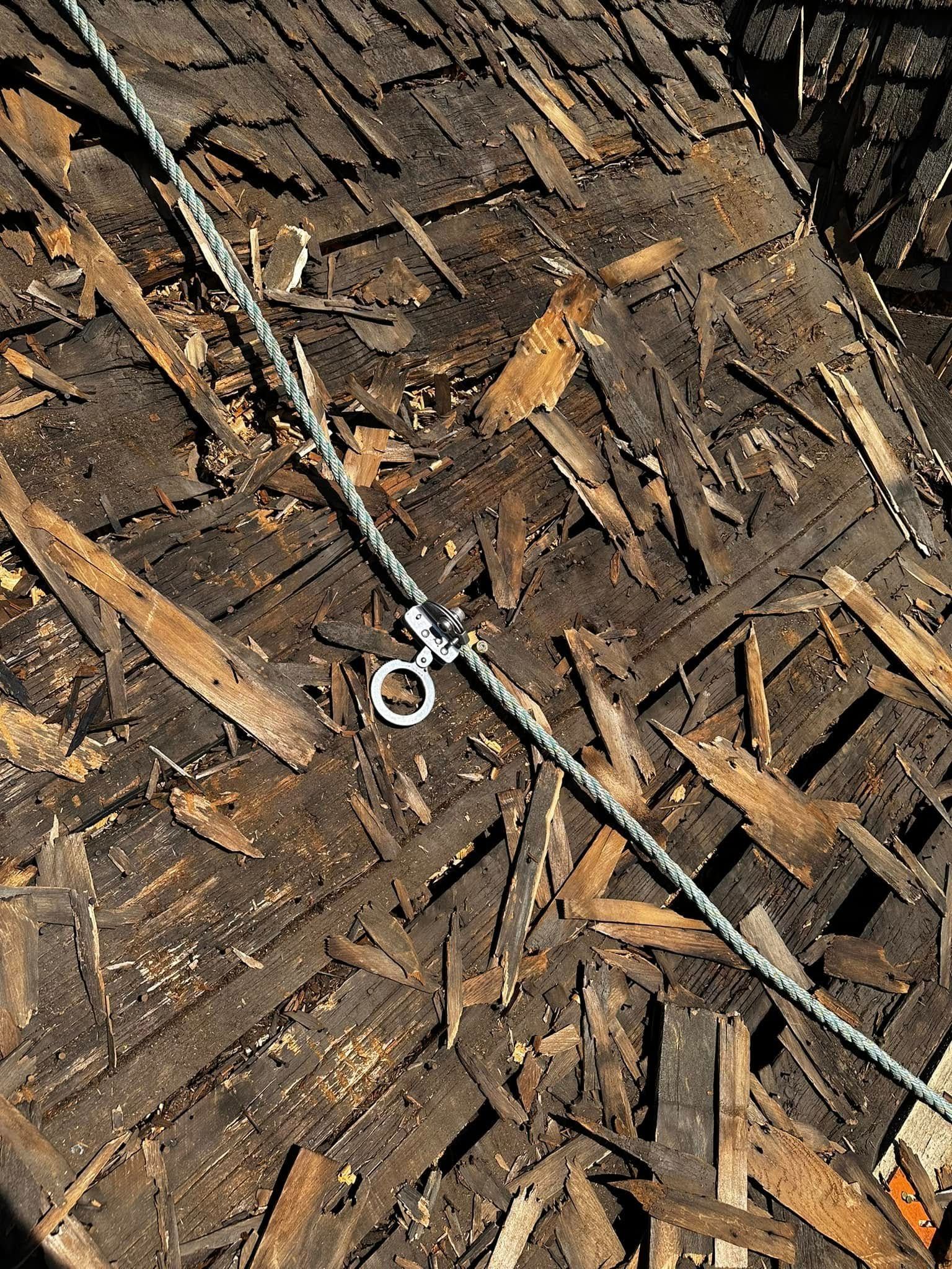Chaîne en argent avec un petit anneau sur une surface en bois tressé patinée.