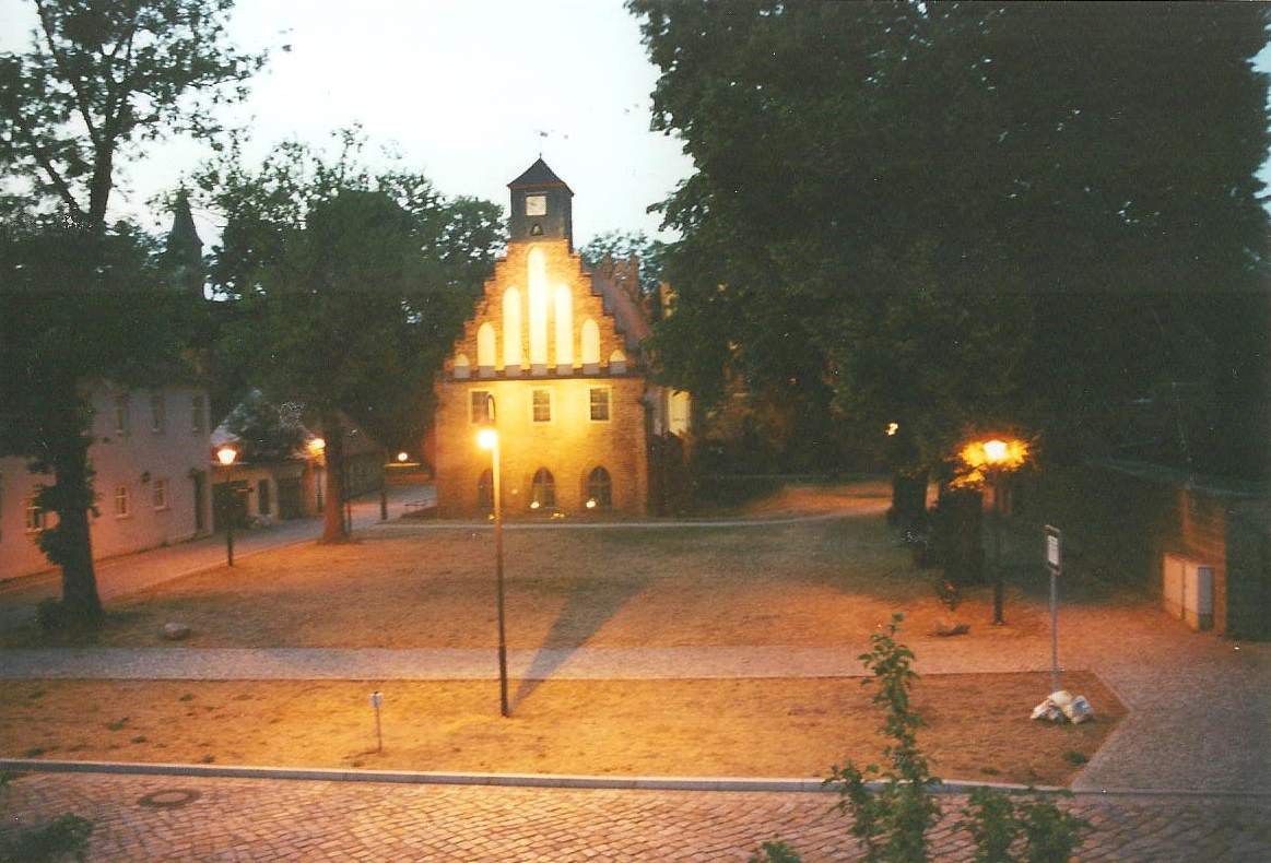 Ein Volleyballfeld vor einer Kirche bei Nacht