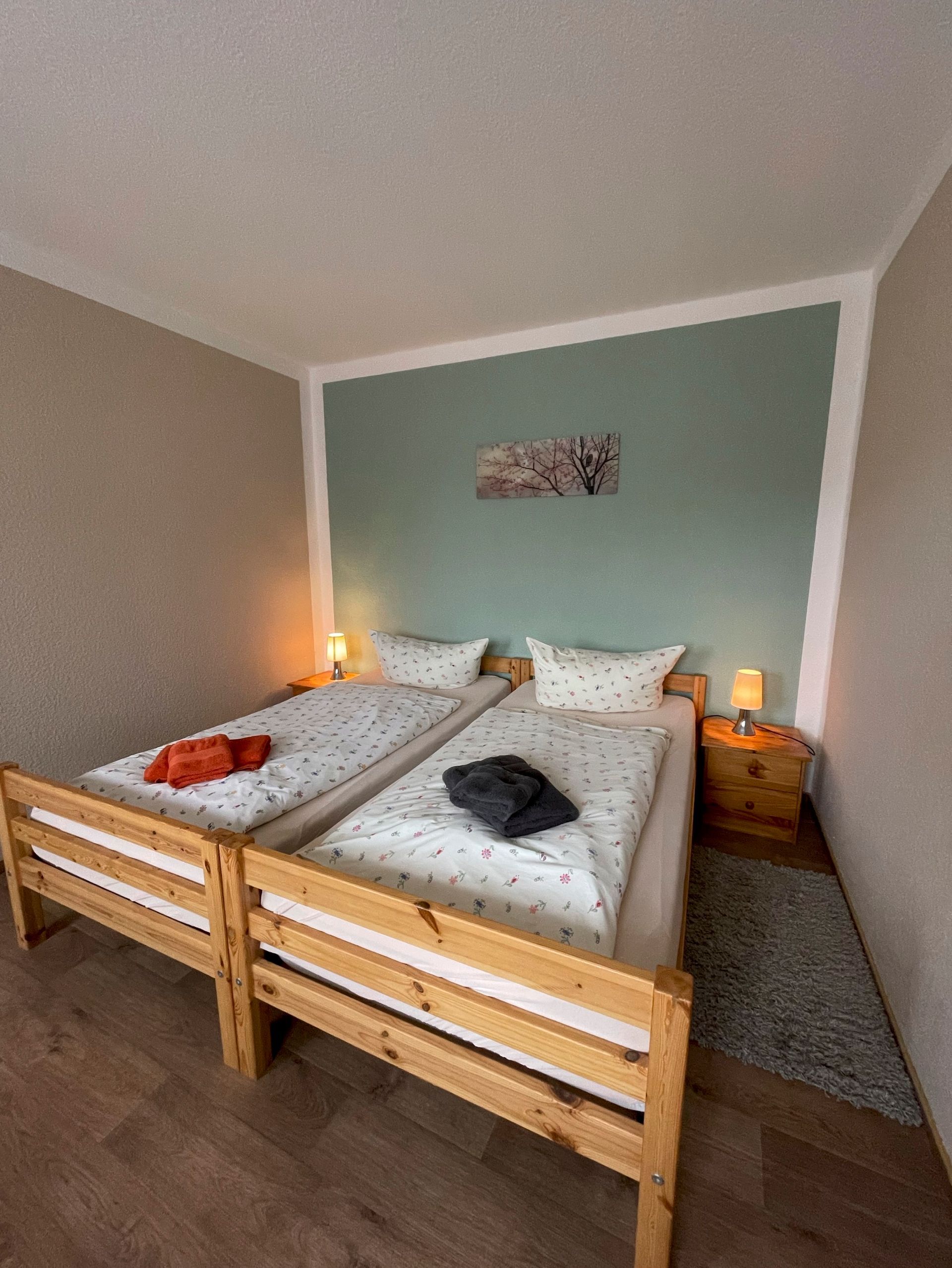 Ein Schlafzimmer mit zwei Betten und zwei Nachttischen.