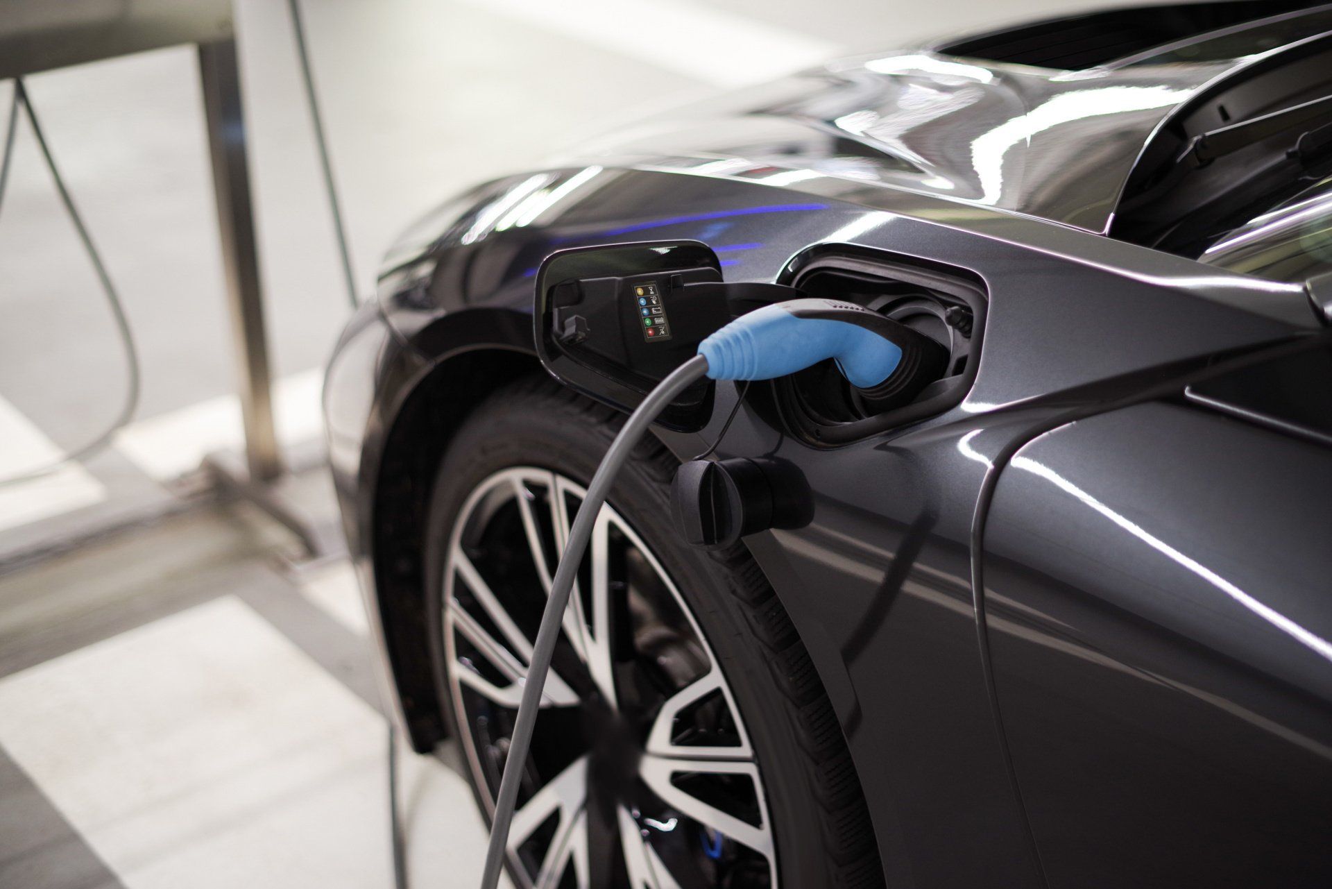 Elektroauto mit Kabel