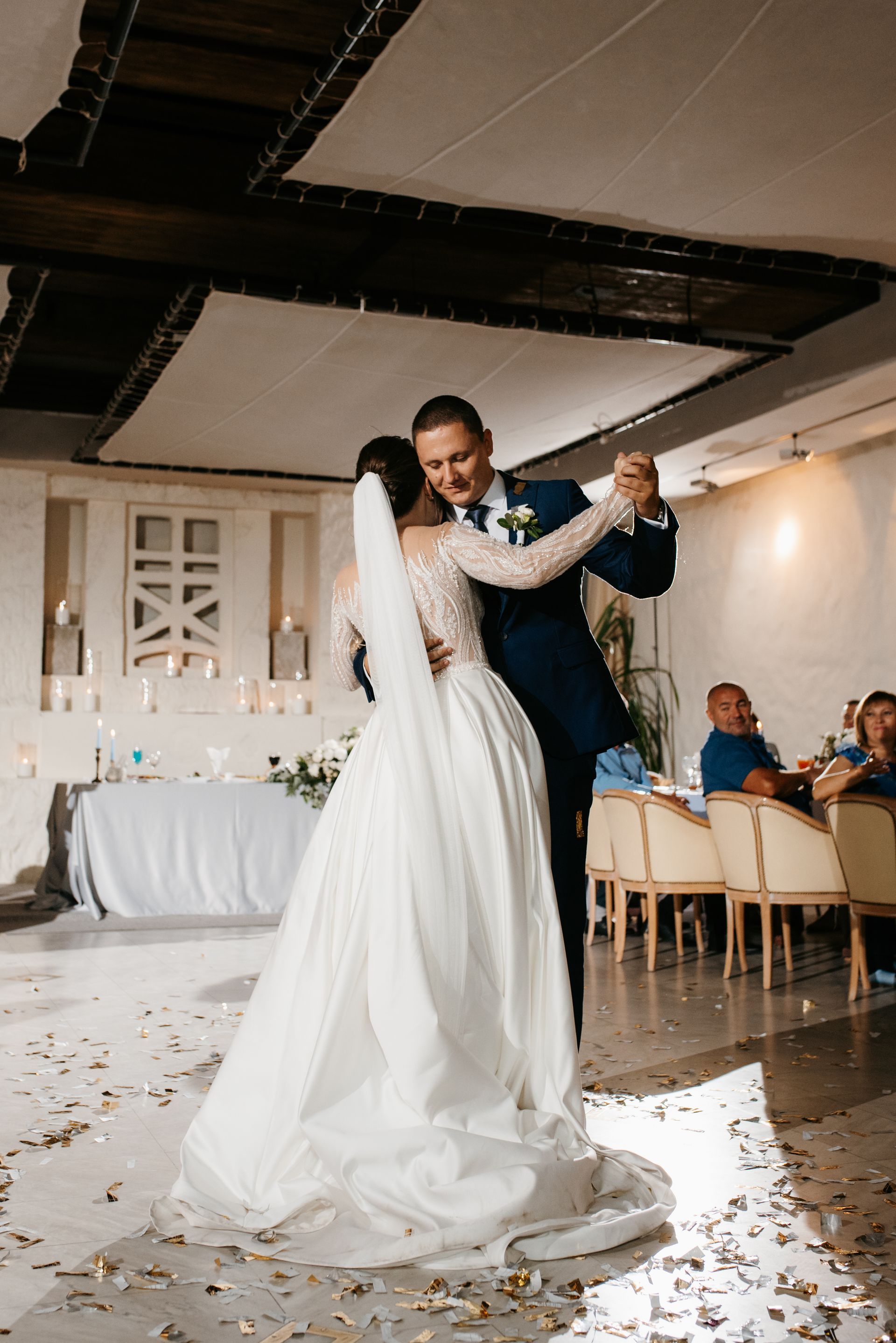 first dance of the wedding by bride and groom 