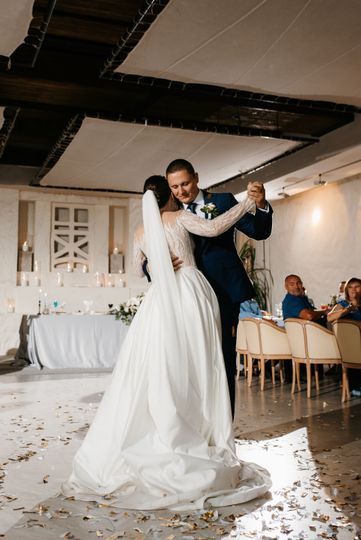 first dance of the wedding by bride and groom