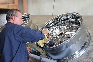 Chrome车轮 - 镀铬物抛光用手在橙色县，加州