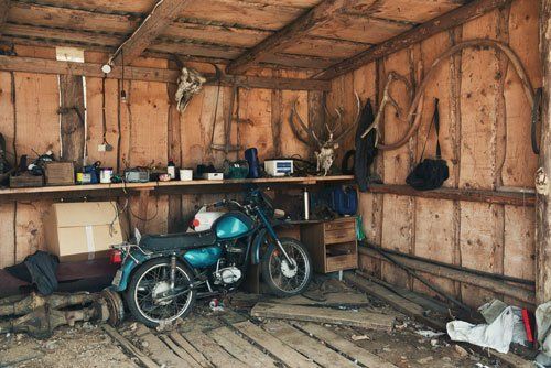 旧零件-旧的摩托车车库在奥兰治县，CA