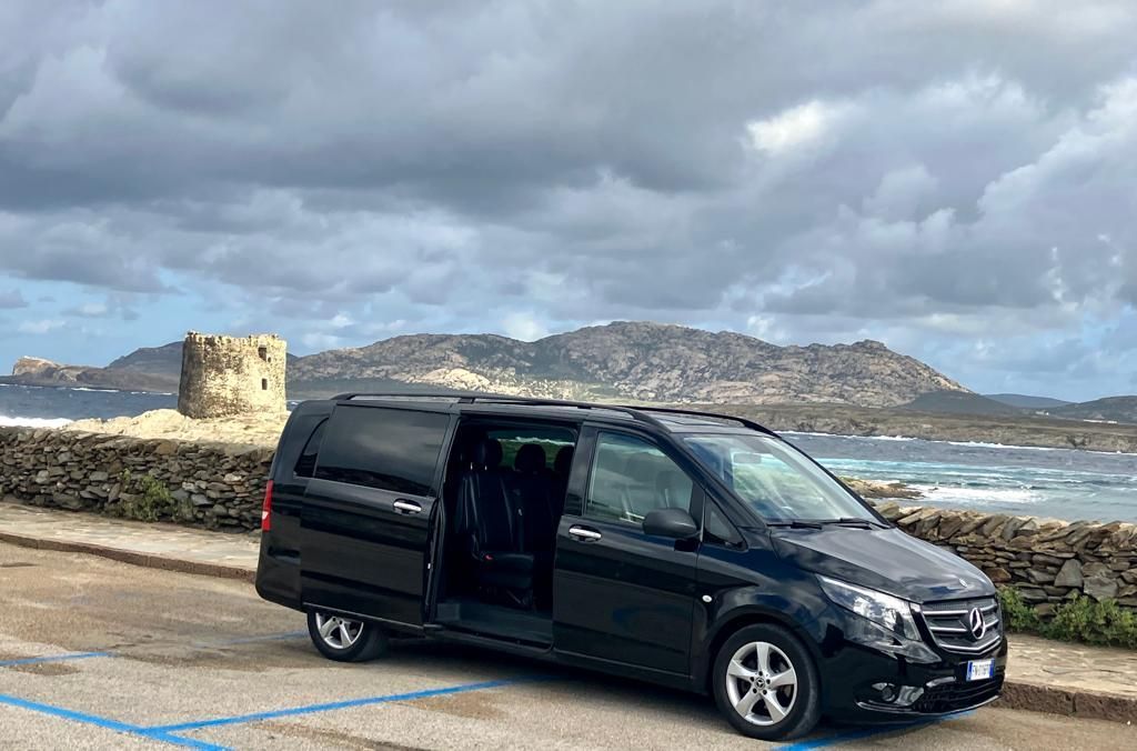 una minivan nera parcheggiata in un parcheggio con le porte aperte