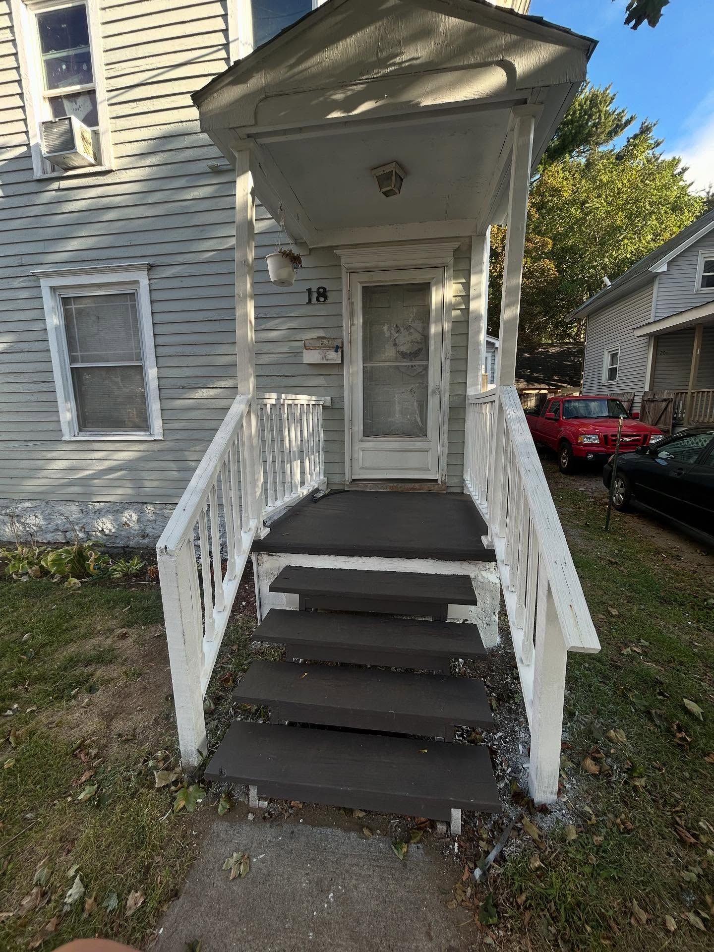A wooden fence is sitting in the middle of a grassy field.