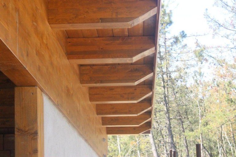 il bordo di un tetto di legno