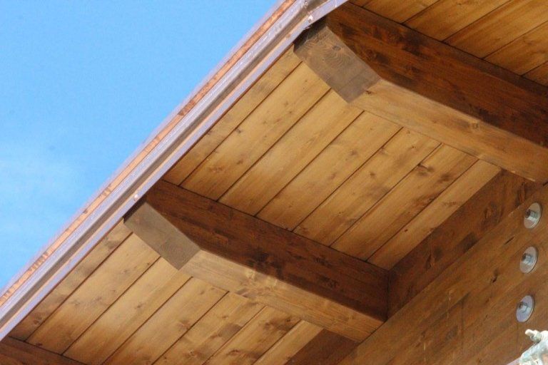 un tetto in legno