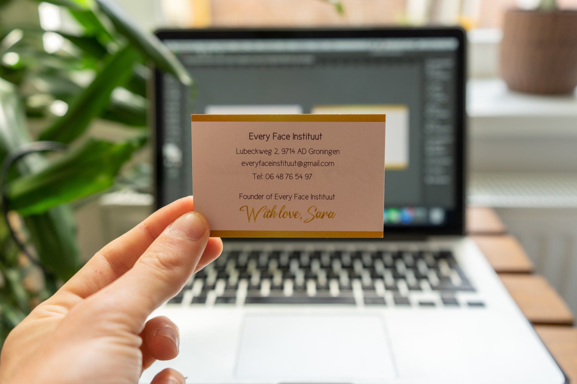 Achterkant visitekaartje met goudfolie