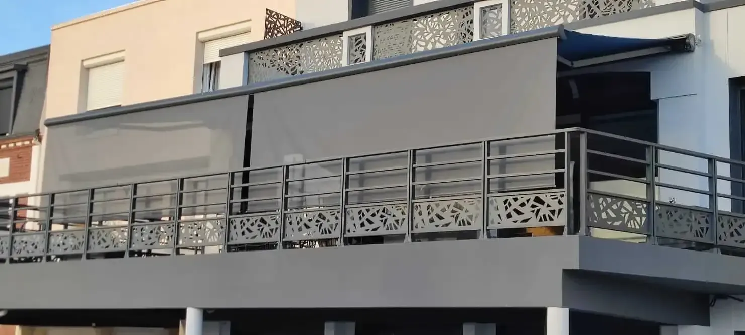 Un balcon sur le côté d'un immeuble avec un store extérieur au Havre au Havre