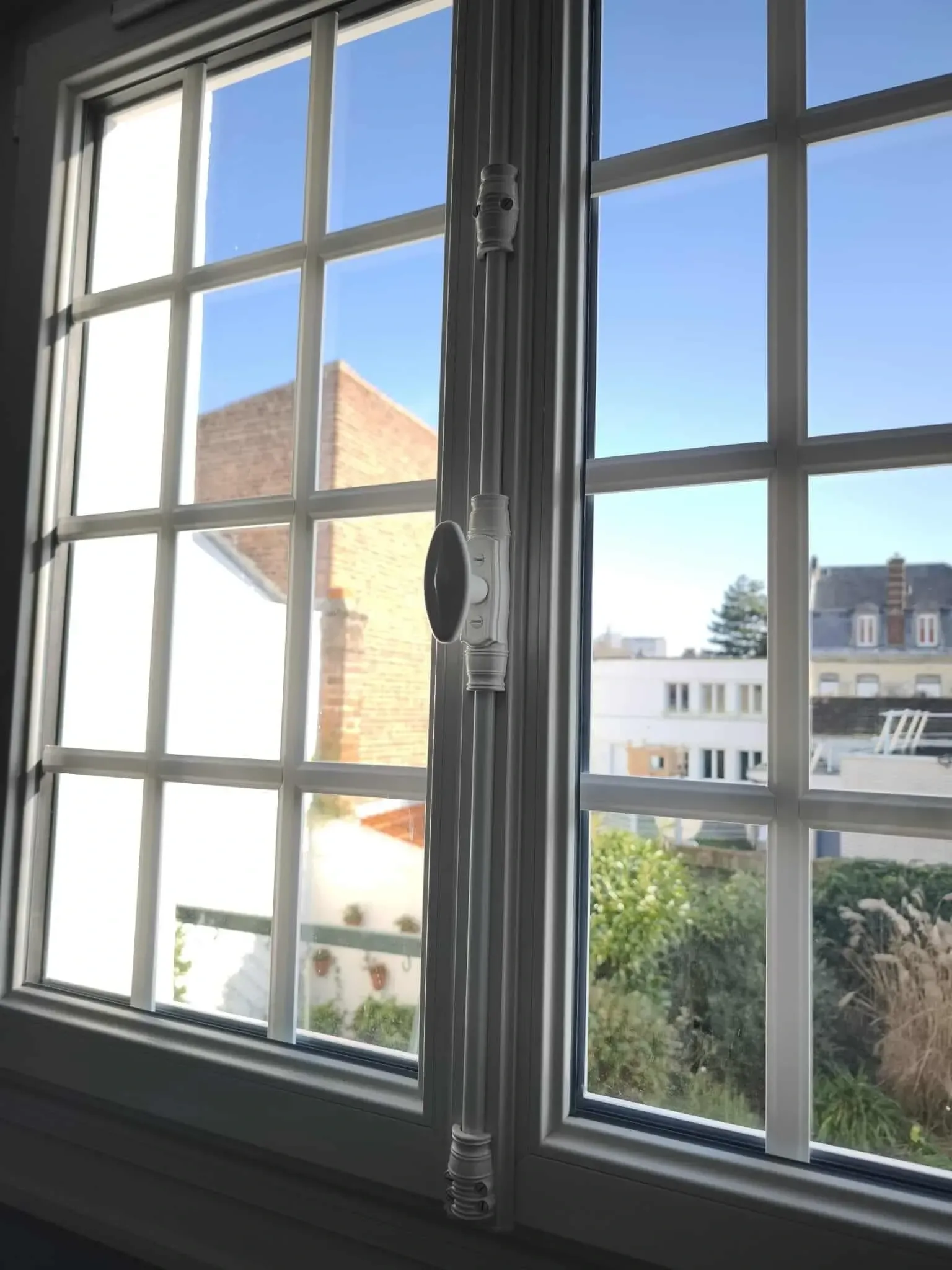 Un gros plan d'une fenêtre avec vue sur Le Havre