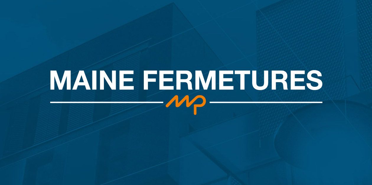 Le logo maine fermetures est sur fond bleu.