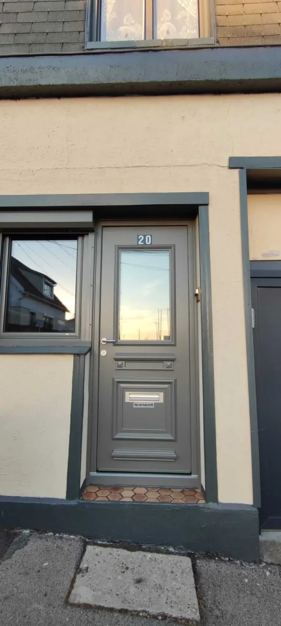 La porte d'entrée d'une maison avec une fenêtre et une boîte aux lettres au Havre