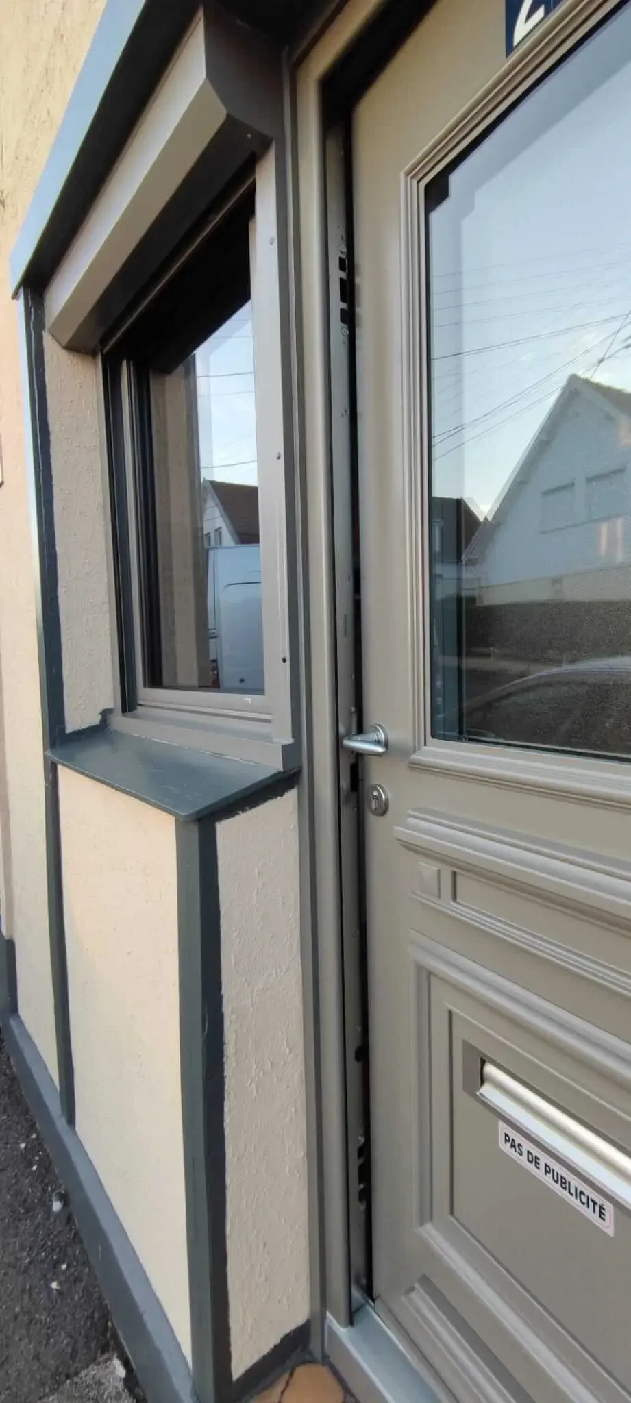 Un gros plan d'une porte avec une fenêtre sur le côté d'un bâtiment.