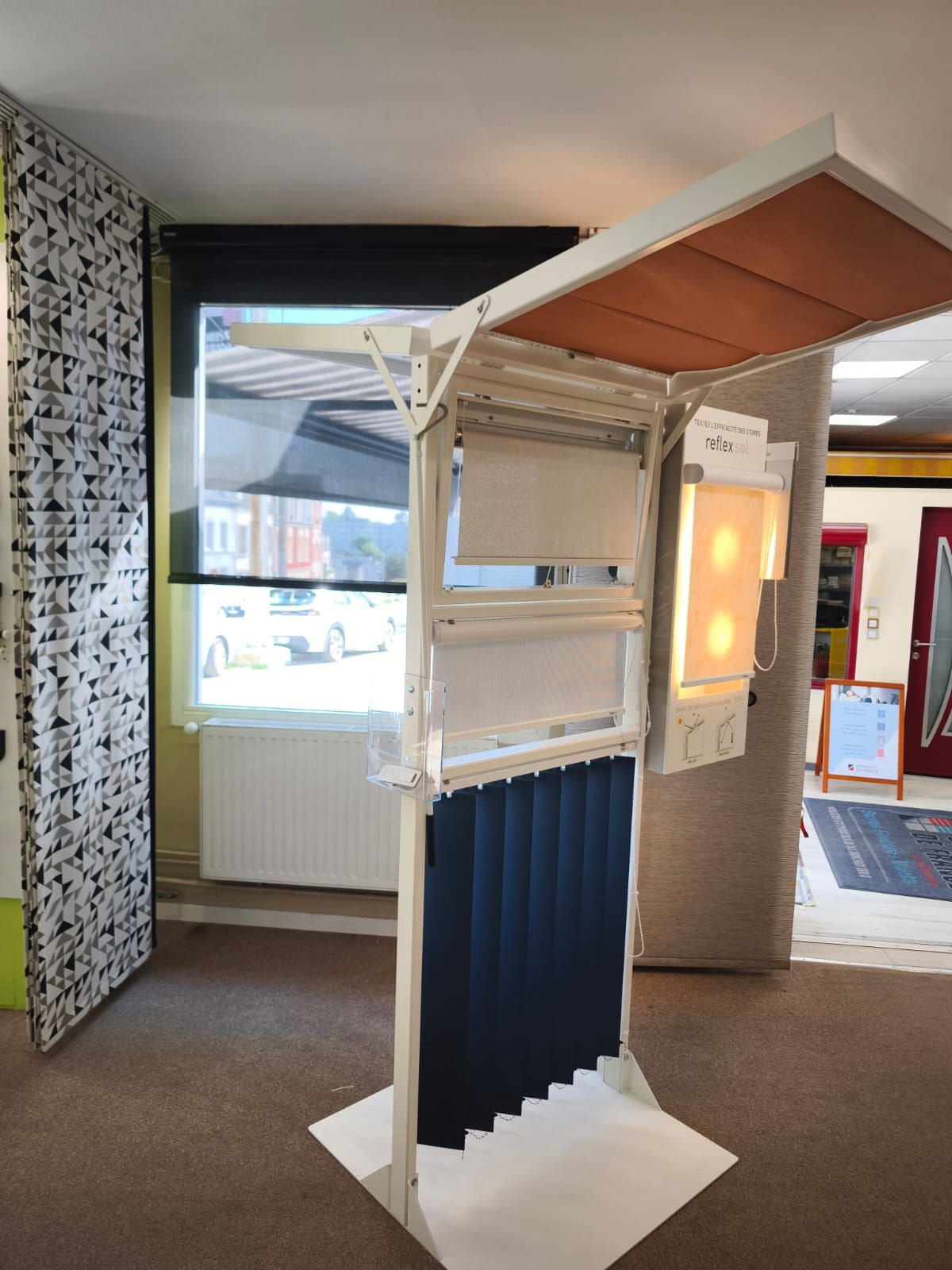 Une exposition de rideaux et de stores dans une pièce