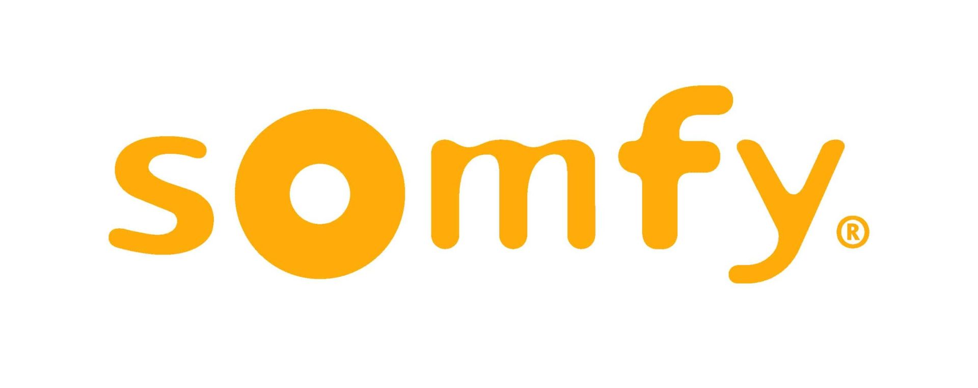 Le logo somfy est orange et blanc sur fond blanc.