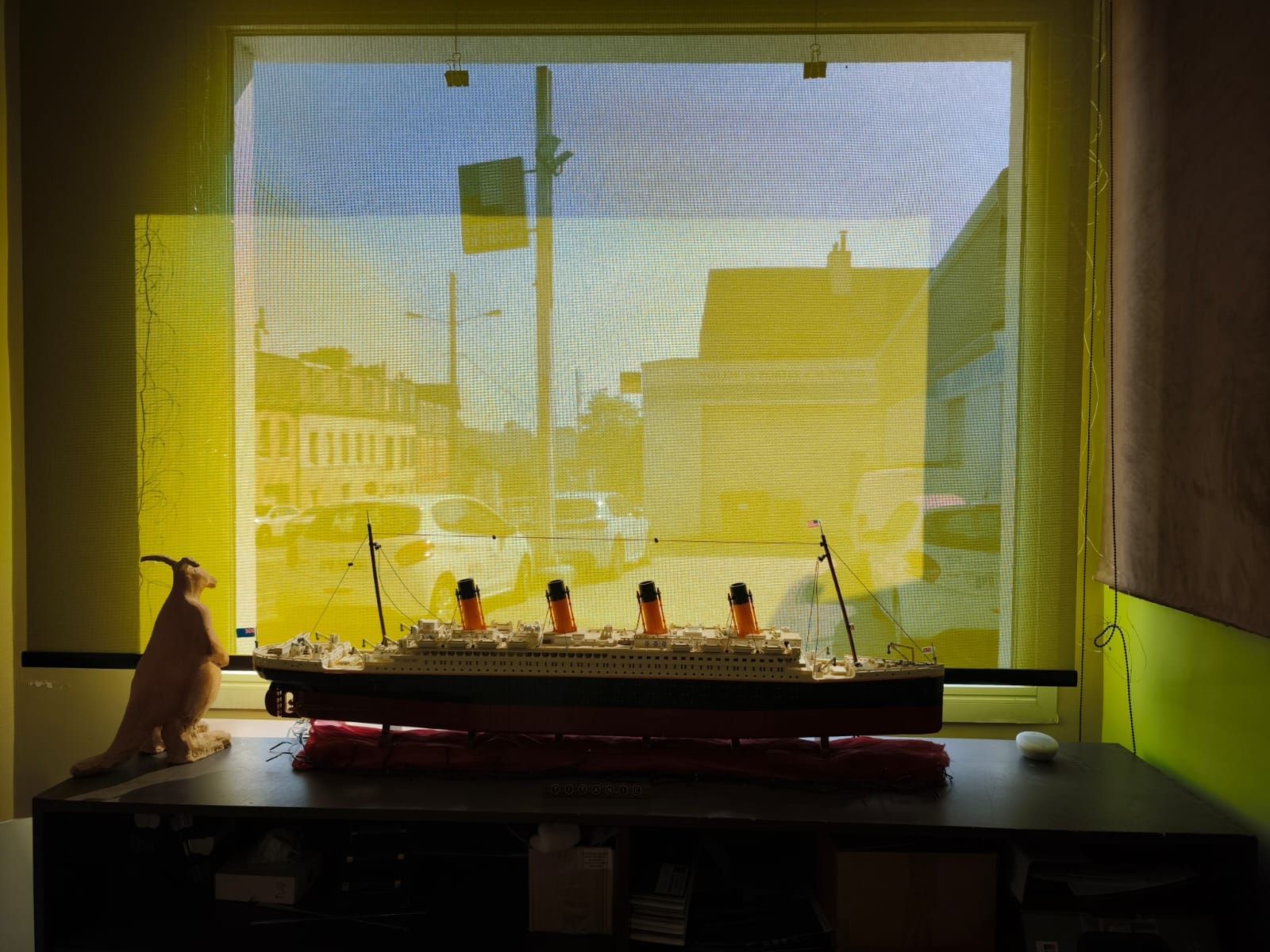 Une maquette du Titanic est posée sur une table devant une fenêtre.
