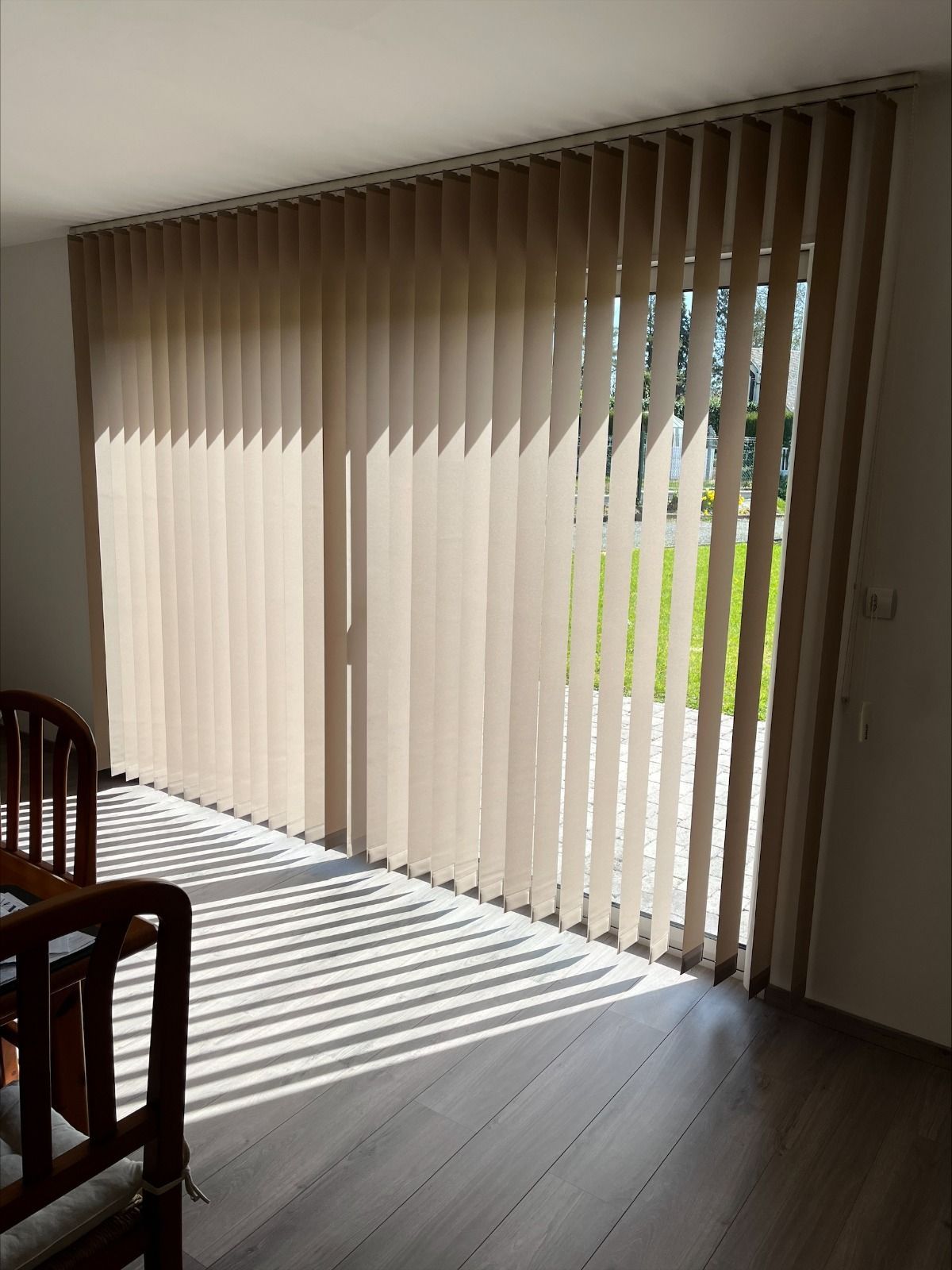 Un salon avec une porte coulissante en verre et des stores verticaux au Havre