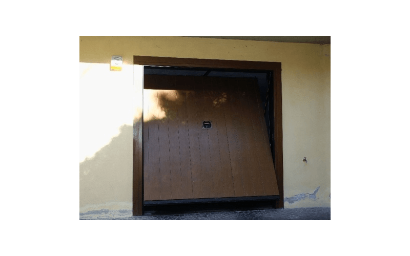 porta in legno basculante di garage
