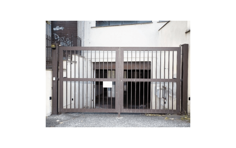 cancello d'entrata zona box di un palazzo