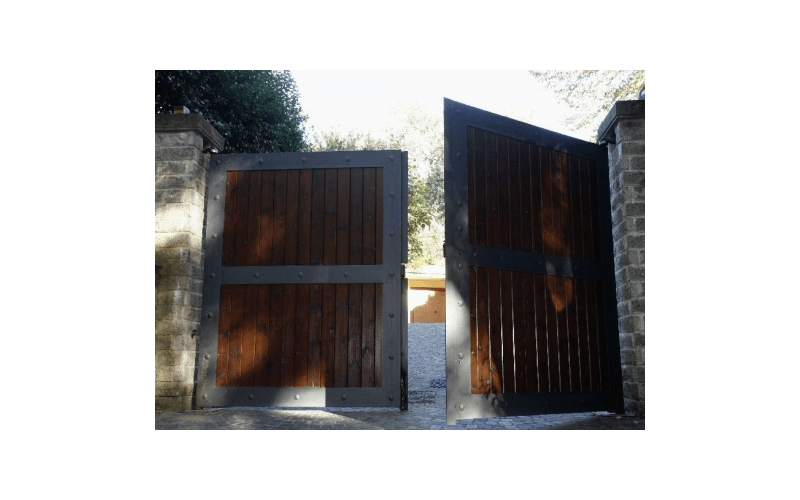 portone automatico in legno e metallo