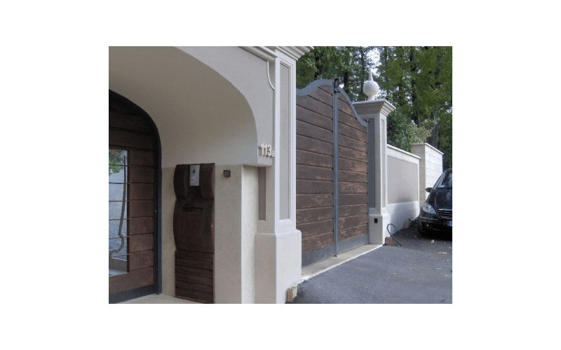 cancelletto automatico in legno di villa