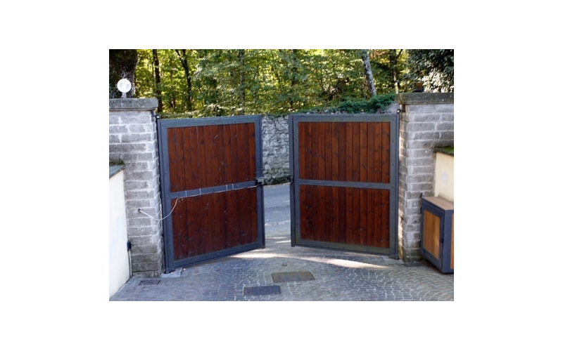 cancello automatico in metallo e legno