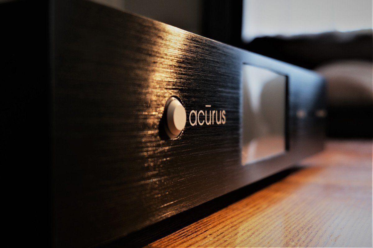 A black box with the word acurus on it