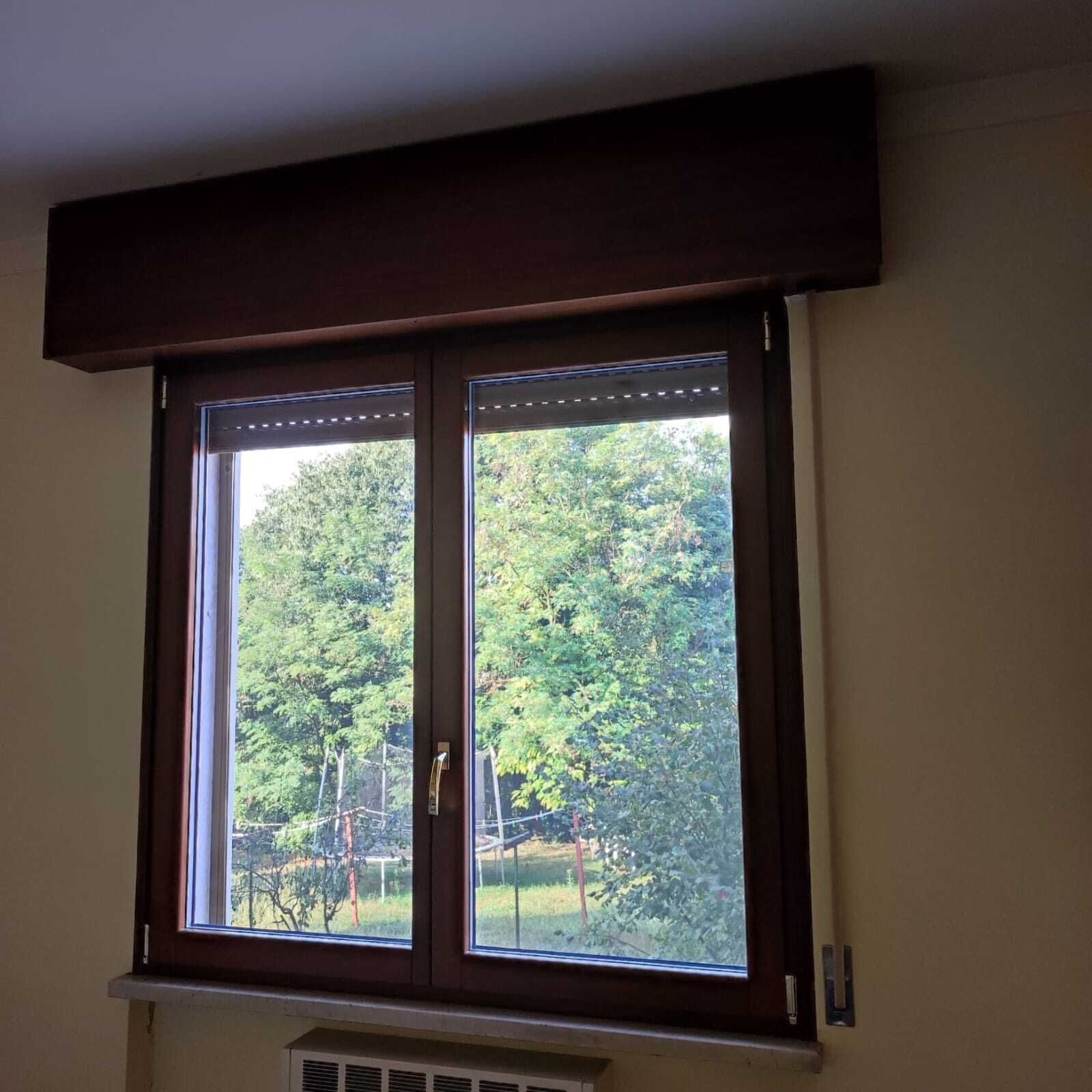 Una finestra in una stanza con vista sugli alberi