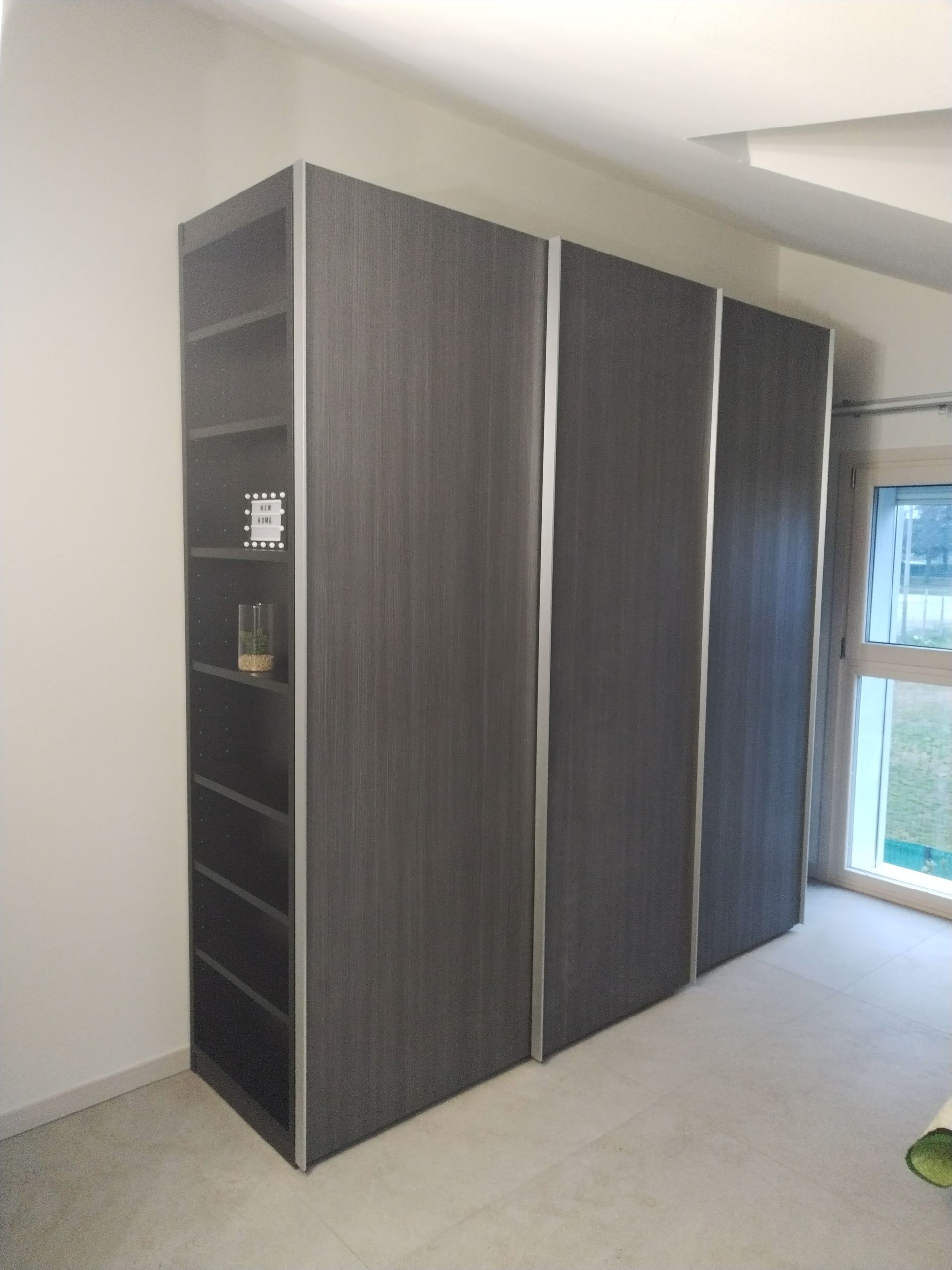 armadio grigio tre ante