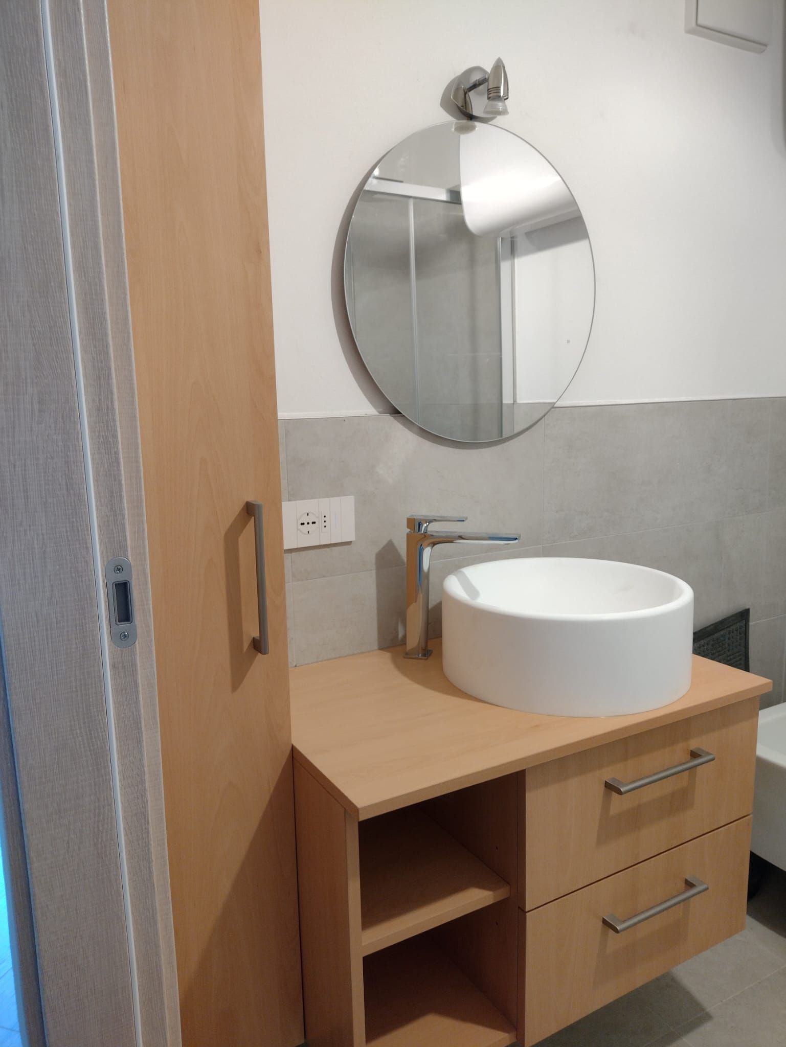 Un bagno con lavandino e specchio a parete