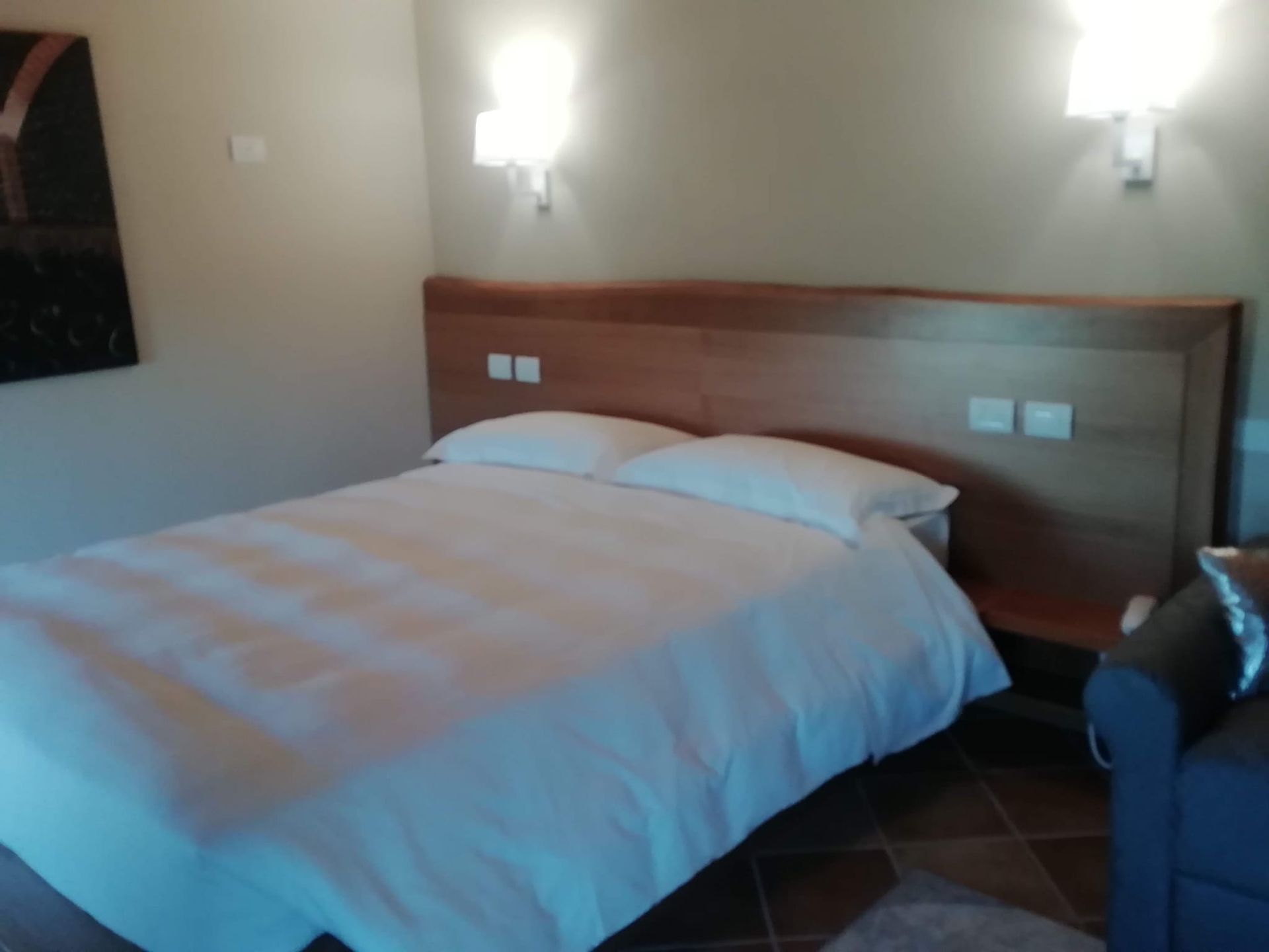 Una camera d'albergo con un letto e un divano