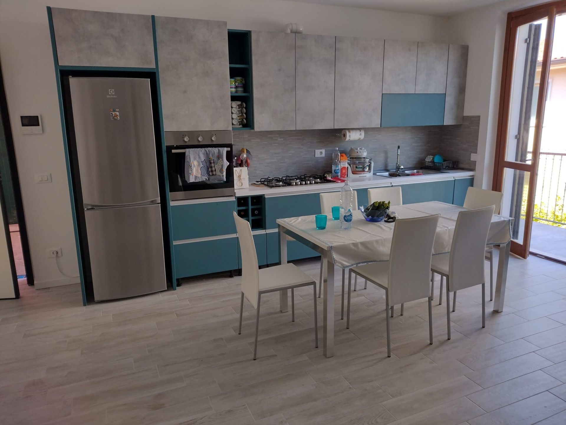 Una cucina con tavolo e sedie