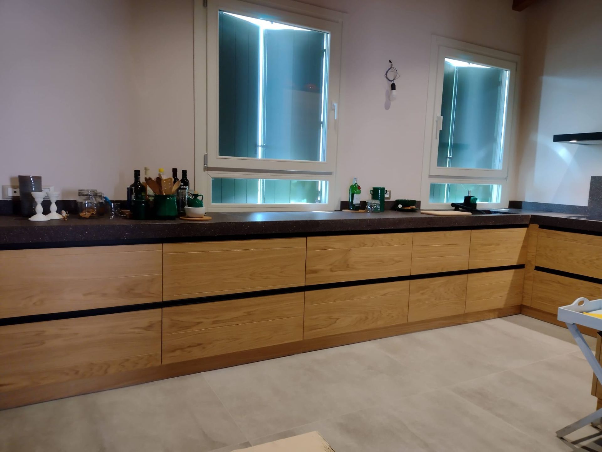 Una cucina con mobili in legno e piano di lavoro