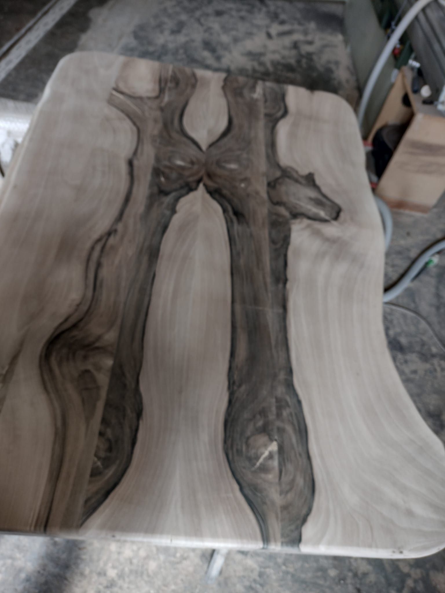 Un pezzo di legno è posato su un tavolo in una stanza.