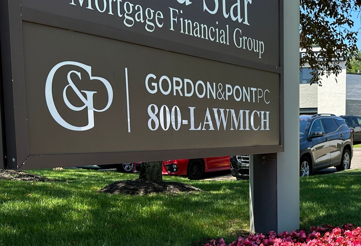 A sign for gordon & pont pc 800 lawmich