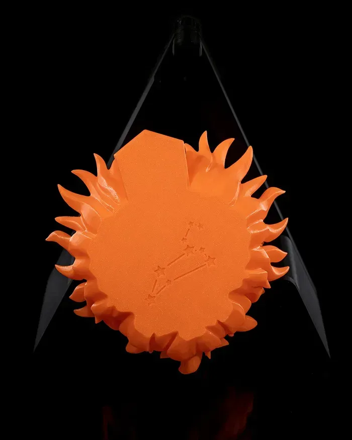 A statue of a lion with the letter r on it